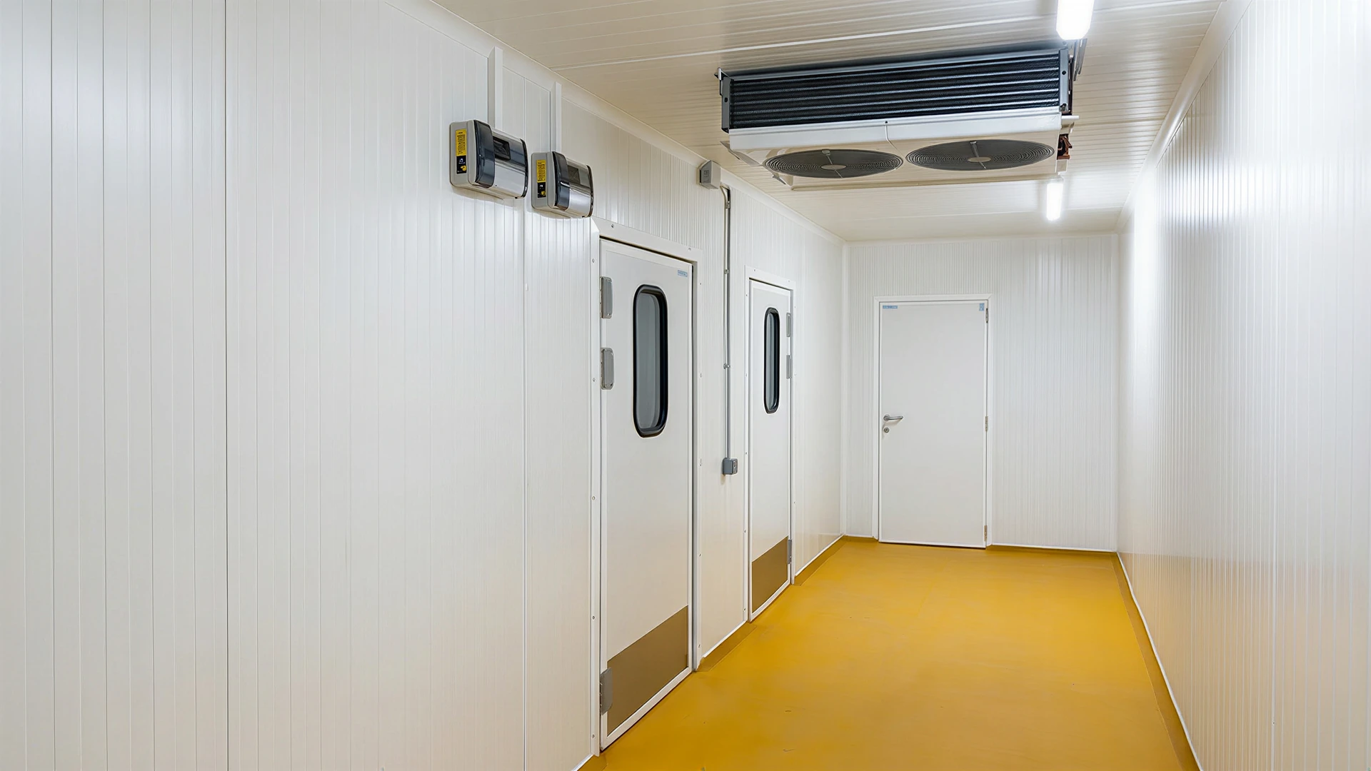 Chambre froide commerciale vide avec étagères métalliques en acier inoxydable sur plusieurs niveaux
